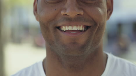 Ausschnittaufnahme-Eines-Lächelnden-Afroamerikanischen-Mannes.