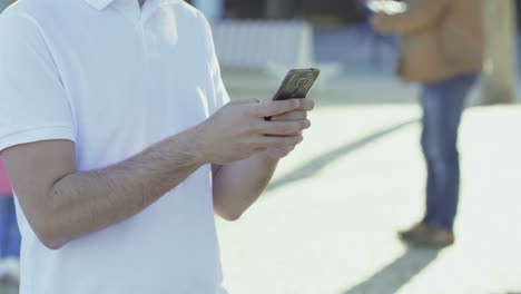 Ausgeschnittene-Aufnahme-Eines-Jungen-Mannes,-Der-Auf-Dem-Smartphone-SMS-Schreibt.
