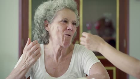 Hermosa-Anciana-Comiendo-En-La-Cocina-Y-Riendo