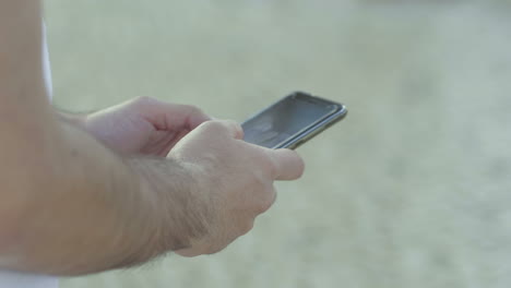 Nahaufnahme-Männlicher-Hände,-Die-Eine-Nachricht-Auf-Dem-Smartphone-Eingeben.