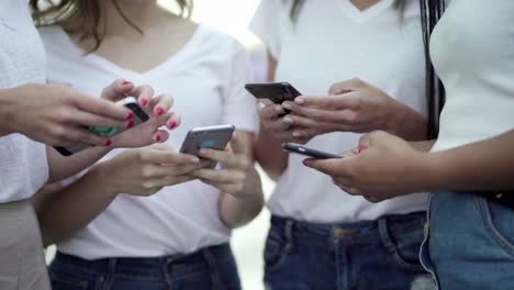 Nahaufnahme-Weiblicher-Hände,-Die-Auf-Smartphones-Tippen