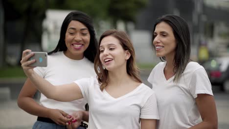 Mujeres-Jóvenes-Sonrientes-Grabando-Mensaje-De-Vídeo