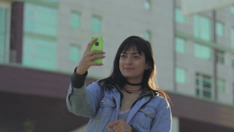Fröhliches-Teenager-Mädchen,-Das-Selfie-Mit-Dem-Smartphone-Macht.
