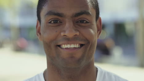 Glücklicher-Afroamerikanischer-Mann,-Der-Mit-Zahnigem-Lächeln-In-Die-Kamera-Blickt.