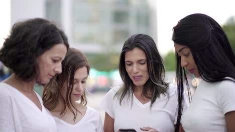 Fröhliche-Frauen-Stehen-Im-Kreis-Und-Benutzen-Smartphones