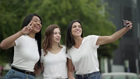 Mujeres-Sonrientes-Posando-Para-Selfie-En-La-Calle
