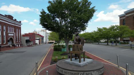 Estatua-De-John-Montgomery-Ubicada-En-Una-Plaza-Pública-En-El-Centro-De-Clarksville-Tennessee