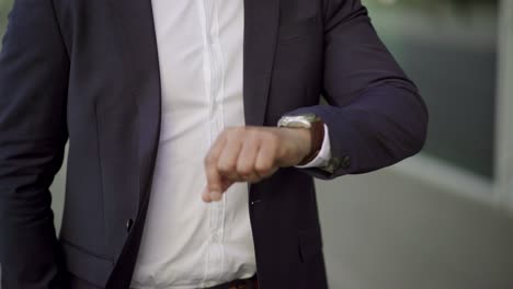 Schnappschuss-Eines-Geschäftsmannes,-Der-Im-Freien-Seine-Armbanduhr-überprüft