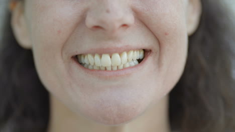Closeup-shot-of-smiling-female-face