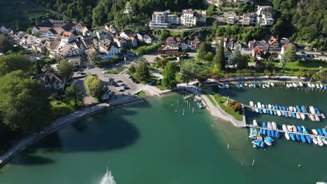 Aufsteigende-Luftaufnahme-Der-Wunderschönen-Schweizer-Stadt-Und-Des-Yachthafens-Am-Seeufer