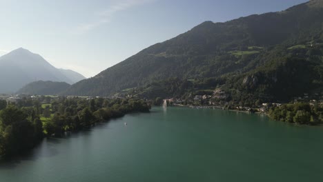 Luftaufnahme-Von-See,-Wald-Und-Bergen-In-Der-Nähe-Eines-Dorfes-In-Der-Schweiz