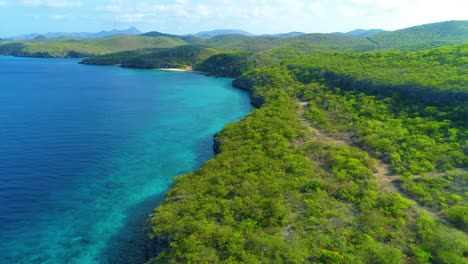 Drohnenwagen-Entlang-Der-Karibischen-Küste-Von-San-Juan-Curacao-An-Einem-Wunderschönen-Sonnigen-Tag