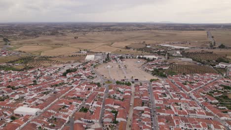 Luftaufnahme-Von-Castro-Verde:-Die-Schönheit-Von-Alentejo,-Rote-Dächer,-Weite-Skyline