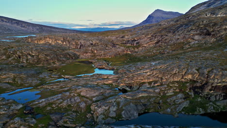 Malerische-Aussicht-Auf-Geschwungene-Felsschichten-Der-Hellmobotn-Schlucht-Im-Norden-Norwegens