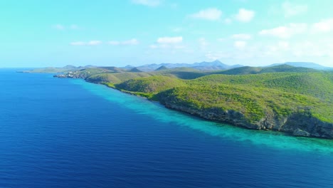 Atemberaubende-üppige-Grüne-Küste-Der-Karibikinsel,-Klares-Wasser-Zeigt-Riff-Und-Steilküste