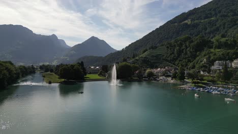 Drohnenaufnahmen,-Die-Auf-Ein-Kleines-Dorf-In-Den-Bergen-In-Der-Schweiz-Zufliegen