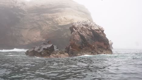 Kleine-Felsige-Insel-Bei-Nebligem-Wetter-Im-Pazifischen-Ozean-Im-Paracas-Nationalreservat,-Ica,-Peru-Während-Des-Winters