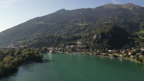 Atemberaubende-Luftaufnahme-Eines-Bergdorfes-An-Einem-See