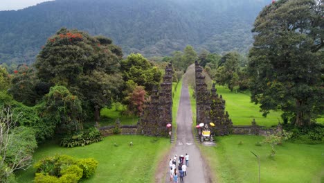 Touristen-Am-Handara-Tor-Auf-Bali-Stehen-Schlange,-Um-An-Einem-Fotopunkt-Das-Perfekte-Urlaubsfoto-Zu-Machen