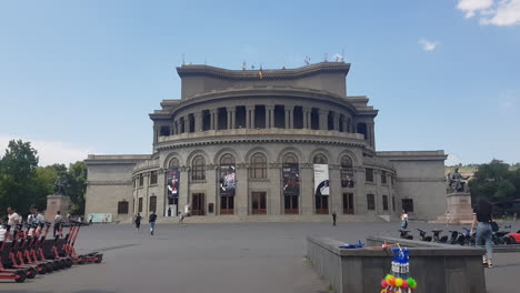 Edificio-Del-Teatro-De-Ereván,-Teatro-Académico-Nacional-Armenio-De-ópera-Y-Ballet-Y-Gente-En-La-Plaza