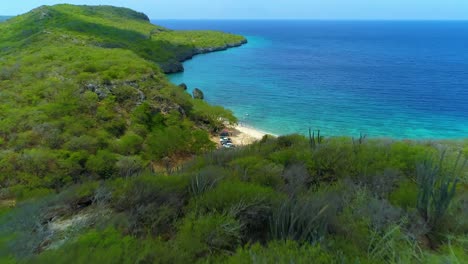 Dichtes-Strauchland-Und-Kaktushügel-Mit-Blick-Auf-Den-Strand-Von-San-Juan,-Curaçao