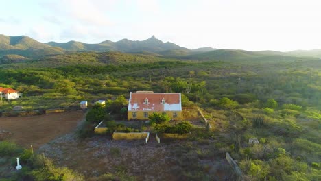 Landhuis-Und-Santa-Cruz-Manor,-Curaçao-Bei-Sonnenuntergang,-Seitenwinkel-Drohnenwagen-Von-Der-Straße