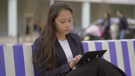 Attraktives,-Fokussiertes-Mädchen,-Das-Ein-Digitales-Tablet-Verwendet