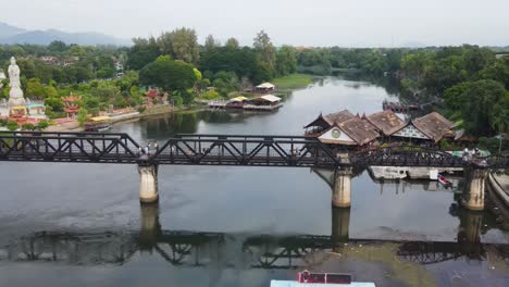 Eine-Szenische-Aufnahme-Mit-Einer-Drohne-Dieser-Superschönen-River-Kwai-Gedenkbrücke