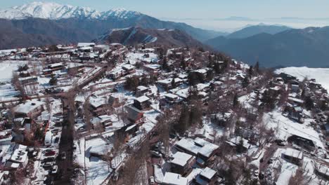 Luftaufnahme-Der-Dorfstraße-Und-Der-Häuser-Von-Farellones-Im-Winter-In-Lo-Barnechea,-Santiago,-Chile
