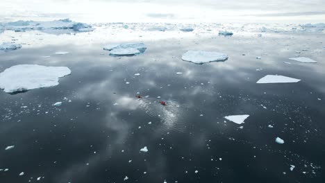 Hermosa-Vista-Aérea-De-Kayak-En-Groenlandia