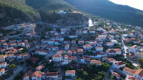Sonnenaufgang-über-Dem-Dorf-Dhermi:-Rote-Dächer,-Steinmauern-Und-Enge-Gassen-Am-Mediterranen-Berghang-Des-Tourismusziels-In-Albanien