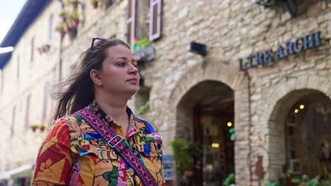 Tourist-Woman-Sightseeing-At-The-Old-Italian-Town-Inside-A-Walled-Fortress-In-Assisi,-Perugia,-Umbria-Italy