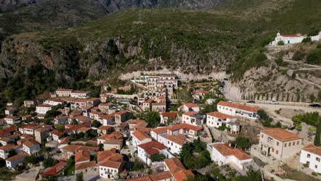Pintoresco-Pueblo-Mediterráneo-De-Dhermi:-Tejados-Rojos,-Muros-De-Piedra-Y-Encantadoras-Callejuelas-Estrechas-En-La-Ladera-De-La-Montaña,-Una-Joya-Turística-En-Albania