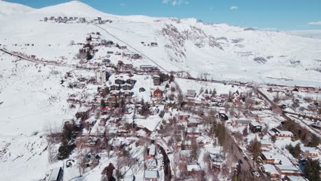 Luftaufnahme-Des-Skigebiets-Farellones-Auf-Schneebedeckten-Bergen-In-Lo-Barnechea,-Chile