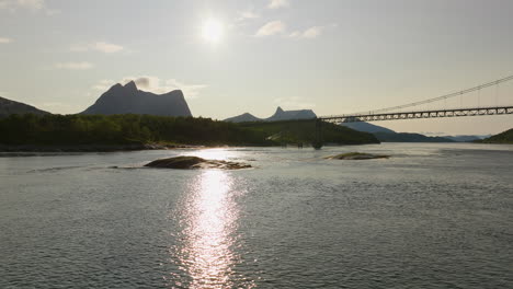Glitzerndes-Wasser-An-Der-Kjerringstraumen-Brücke-Am-Efjord-Bei-Sonnenaufgang-Im-Kreis-Nordland,-Norwegen