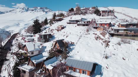 Malerische-Aussicht-Auf-Hütten-über-Dem-Schneebedeckten-Dorf-Farellones-Im-Skigebiet-In-Der-Nähe-Von-Santiago-In-Chile