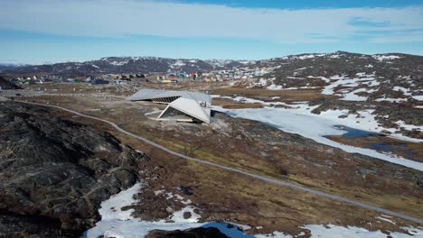Moderno-Edificio-Del-Centro-Del-Fiordo-Helado-De-Ilulissat,-Exposición-Sobre-El-Cambio-Climático-Y-La-Historia,-Visita-A-Groenlandia