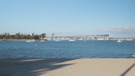 4K-Standbild:-Boote-Und-Segelboote,-Die-Durch-Die-Coronado-Bucht,-Die-Coronado-Brücke-Und-Den-Golfplatz-Im-Hintergrund-Fahren-–-60-Sekunden,-Sommer-2023