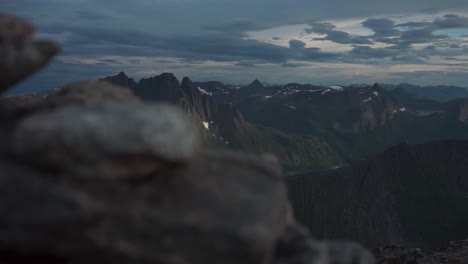 Vista-Nocturna-De-La-Montaña-Breidtinden-Desde-El-Pico-Grytetippen-En-Senja,-Noruega