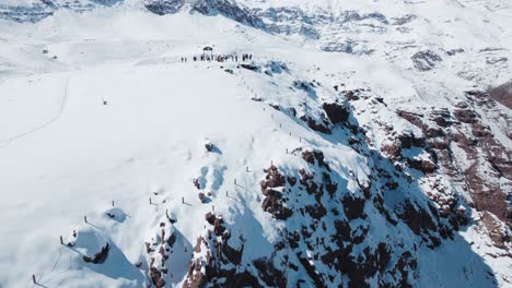 Touristen-Auf-Schneebedeckten-Anden-Im-Skigebiet-Farellones-In-Der-Nähe-Von-Santiago-In-Chile