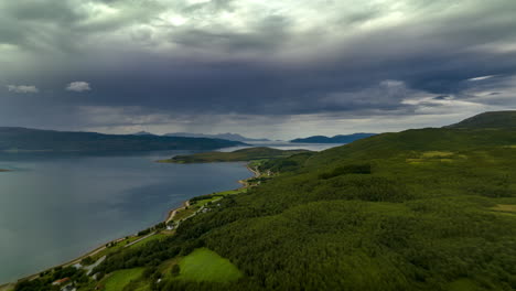 Bewaldete-Seeberge-Am-Malangen-Fjord-In-Der-Grafschaft-Troms-Und-Finnmark,-Norwegen