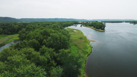 Lush-Forest-Foliage-On-Mississippi-River-In-Wabasha,-Minnesota