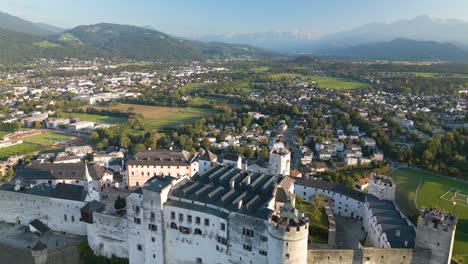 Drohne-Fliegt-Bei-Sonnenuntergang-über-Der-Festung-Hohensalzburg-In-Salzburg,-Österreich