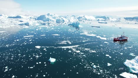 Eiswunderland-Mit-Segelschiff,-Luftdrohnenansicht