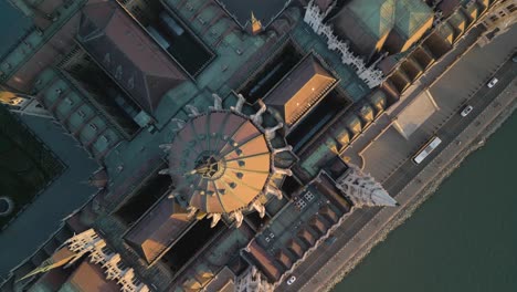 Top-Down-Aerial-View-of-Hungarian-Parliament-Building-in-Capital-City,-Budapest