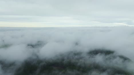 Kondensation-Von-Nebel-über-Der-Landschaft-An-Einem-Kalten-Morgen