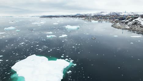 Stadt-Ilulissat-Und-Majestätischer-Eisfjord-In-Grönland,-Luftaufnahme