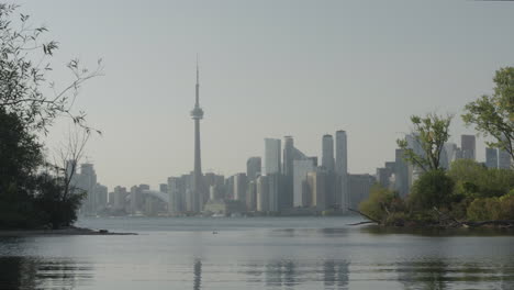 Vista-De-Toronto-Desde-La-Isla-De-Toronto-Con-Hierba