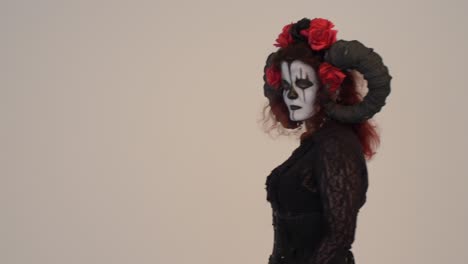 Catrina-Cosplay-girl-passing-by-entering-frame-Right-to-Left-with-a-Light-background,-Medium-close-up