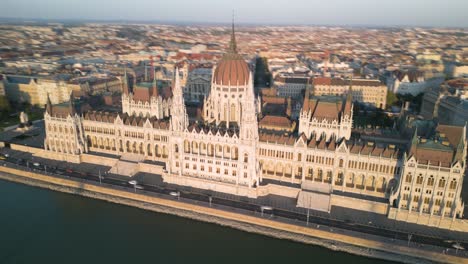 Erstaunlicher-Hyperlapse-über-Dem-Ungarischen-Parlamentsgebäude-–-Filmische-Drohnenaufnahme